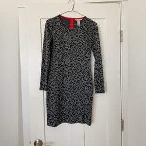 Black gray leopard long sleeve dress with great red zipper. Banana Republic 00P
